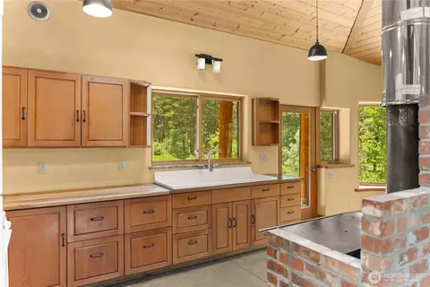 Kitchen - 12 Tuckaway Rd, Twisp, WA 98856 photo 2 of 3