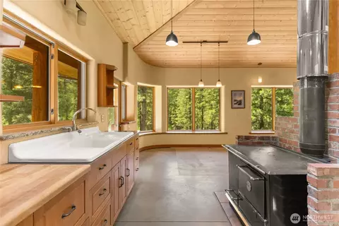 Kitchen - 12 Tuckaway Rd, Twisp, WA 98856 photo 3 of 3