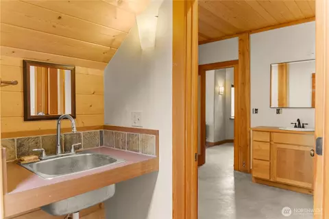 Bath - 12 Tuckaway Rd, Twisp, WA 98856 photo 2 of 4