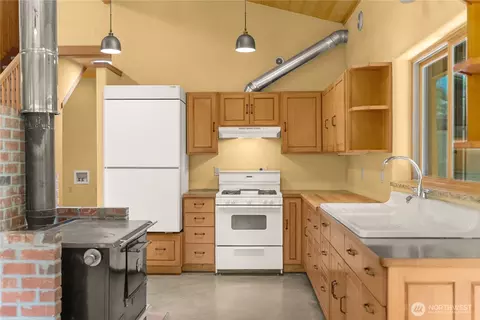 Kitchen - 12 Tuckaway Rd, Twisp, WA 98856 photo 1 of 3