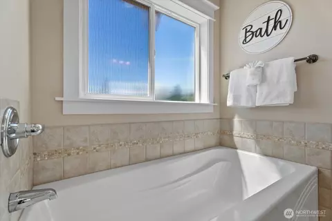 Bath - 822 235th Pl SE, Bothell, WA 98021 photo 2 of 3