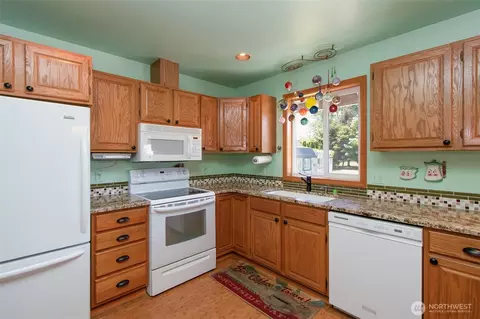 Kitchen - 101 Timothy Ln, Sequim, WA 98382 photo 2 of 3