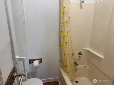 Bath - 940 Edith Ave, Walla Walla, WA 99362 photo 2 of 2