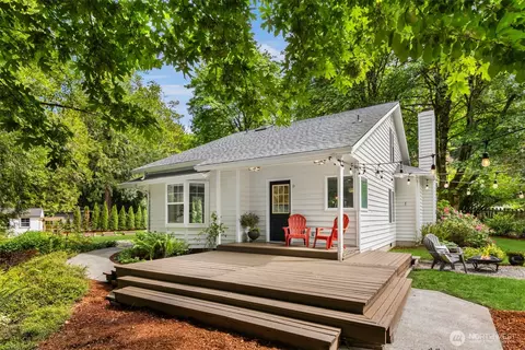 8980 Bay St NE, Bainbridge Island, WA 98110