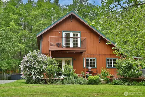6939 Old Wagon Rd, Clinton, WA 98236