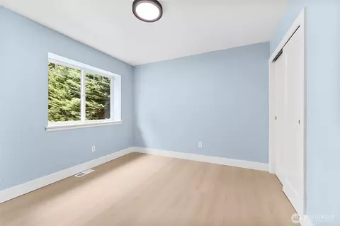 Bedroom - 21927 45th Ave SE, Bothell, WA 98021 photo 5 of 7