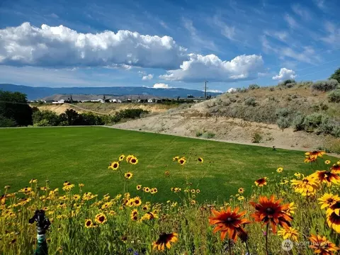 844 N Manchester Pl, East Wenatchee, WA 98802