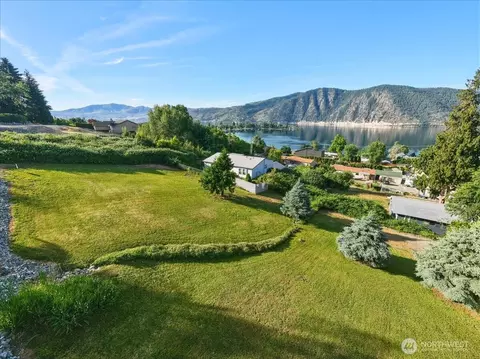 241 Lakeshore Dr, Manson, WA 98831