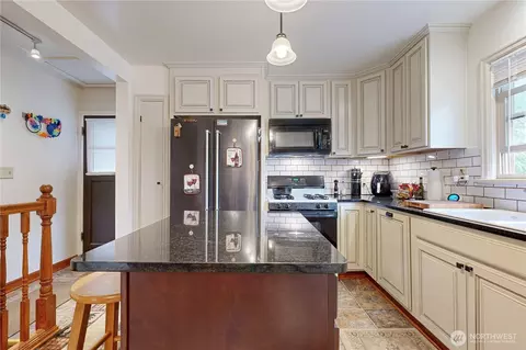 Kitchen - 558 Juniper St, Walla Walla, WA 99362 photo 4 of 6