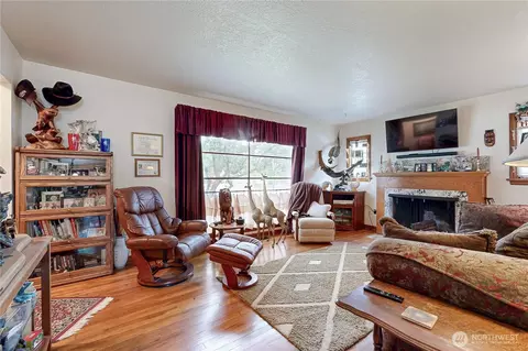 Living - 558 Juniper St, Walla Walla, WA 99362 photo 3 of 5