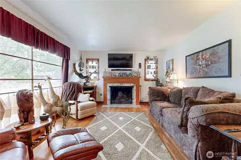 Living - 558 Juniper St, Walla Walla, WA 99362 photo 2 of 5