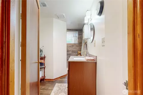 Bath - 558 Juniper St, Walla Walla, WA 99362 photo 2 of 5
