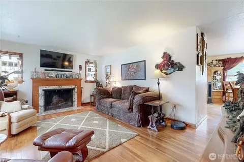 Living - 558 Juniper St, Walla Walla, WA 99362 photo 1 of 5