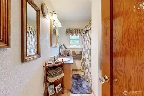 Bath - 558 Juniper St, Walla Walla, WA 99362 photo 1 of 5