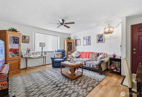 Living - 3116 18th St, Everett, WA 98201 photo 3 of 4