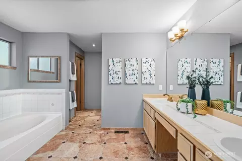 Bath - 15732 111th Ave NE, Bothell, WA 98011 photo 2 of 5