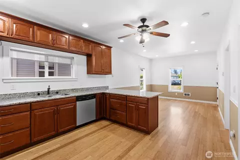 Living - 1823 Summit Ave, Everett, WA 98201 photo 1 of 4