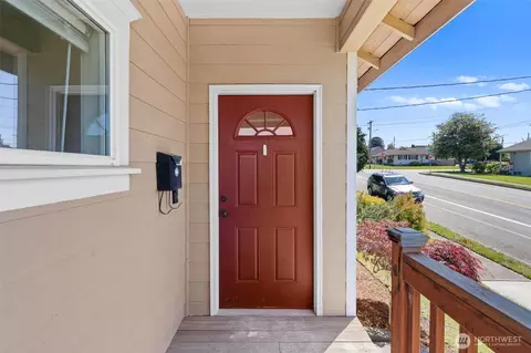 Entry Way - 1823 Summit Ave, Everett, WA 98201 photo 1 of 3