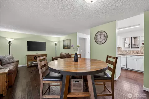 10037 NE 138th Pl #D2, Kirkland, WA 98034