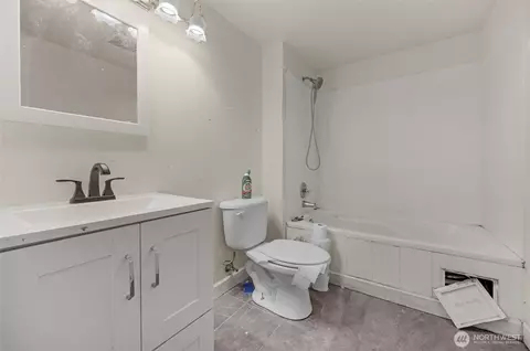 Bath - 929 Pecks Dr, Everett, WA 98203 photo 1 of 2