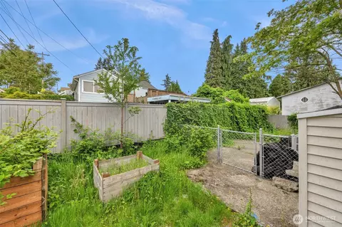 Exterior - 929 Pecks Dr, Everett, WA 98203 photo 5 of 9