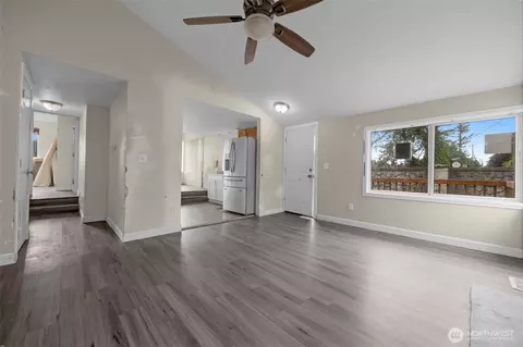 Living - 929 Pecks Dr, Everett, WA 98203 photo 6 of 8
