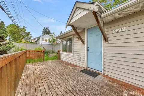 Exterior - 929 Pecks Dr, Everett, WA 98203 photo 3 of 9