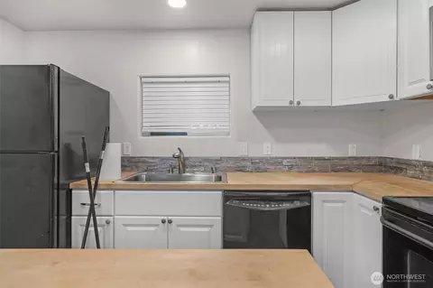 Kitchen - 929 Pecks Dr, Everett, WA 98203 photo 2 of 3
