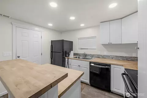 Kitchen - 929 Pecks Dr, Everett, WA 98203 photo 3 of 3