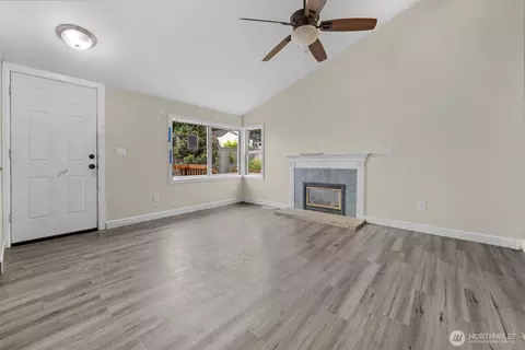 Living - 929 Pecks Dr, Everett, WA 98203 photo 5 of 8