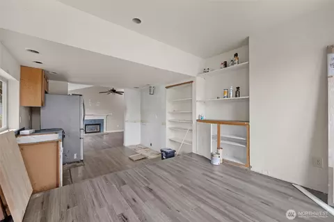Living - 929 Pecks Dr, Everett, WA 98203 photo 1 of 8