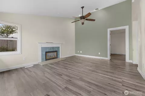 Living - 929 Pecks Dr, Everett, WA 98203 photo 4 of 8