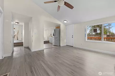 Living - 929 Pecks Dr, Everett, WA 98203 photo 3 of 8