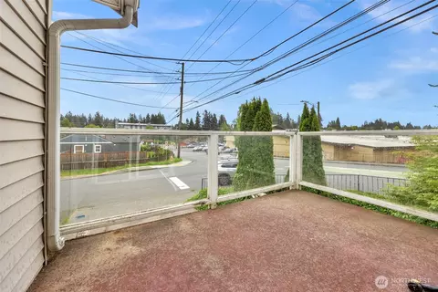 Exterior - 929 Pecks Dr, Everett, WA 98203 photo 2 of 9