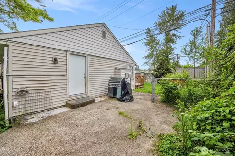Exterior - 929 Pecks Dr, Everett, WA 98203 photo 8 of 9