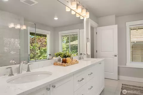 Bath - 746 Broadway E, Seattle, WA 98102 photo 2 of 4