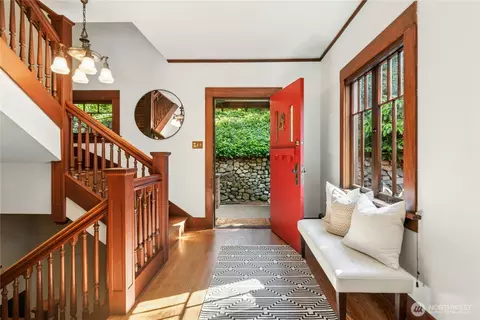 2077 E Howe St, Seattle, WA 98112