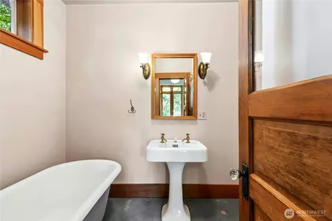 Bath - 2077 E Howe St, Seattle, WA 98112 photo 2 of 2