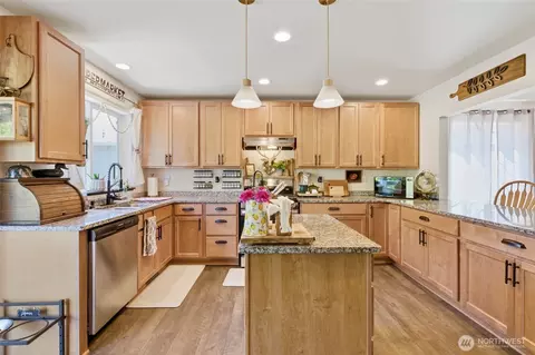 Kitchen - 14005 Cedar Ct, Sultan, WA 98294 photo 3 of 4