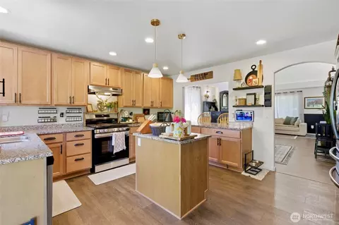 Kitchen - 14005 Cedar Ct, Sultan, WA 98294 photo 2 of 4