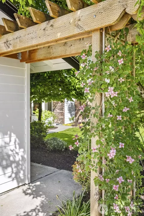 Exterior - 121 W Winesap Rd, Bothell, WA 98012 photo 3 of 4