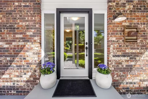 Entry Way - 121 W Winesap Rd, Bothell, WA 98012 photo 2 of 2
