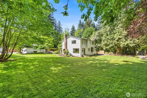 Exterior - 121 W Winesap Rd, Bothell, WA 98012 photo 2 of 4