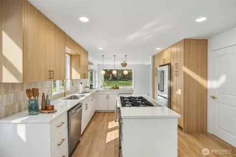 Kitchen - 121 W Winesap Rd, Bothell, WA 98012 photo 3 of 4