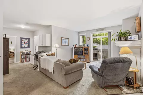 Living - 15300 112th Ave NE #A204, Bothell, WA 98011 photo 2 of 4