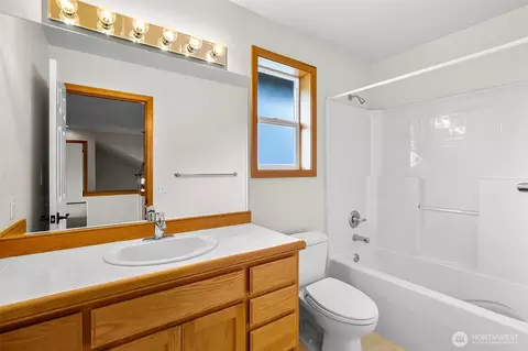 Bath - 18410 11th Dr SE, Bothell, WA 98012 photo 2 of 4
