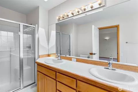 Bath - 18410 11th Dr SE, Bothell, WA 98012 photo 3 of 4