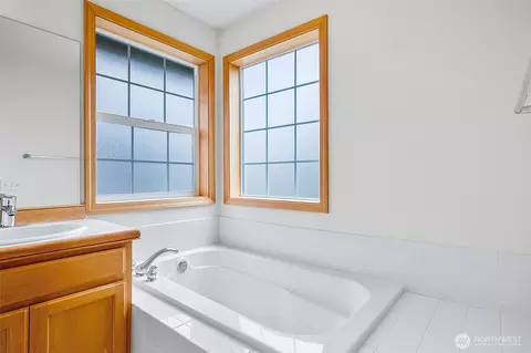 Bath - 18410 11th Dr SE, Bothell, WA 98012 photo 4 of 4