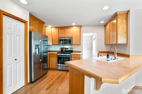 Kitchen - 18410 11th Dr SE, Bothell, WA 98012 photo 3 of 4