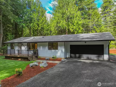 8726 NW Freddies Ln, Bremerton, WA 98312